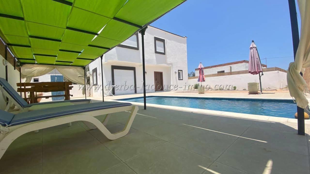 Piscine et terrasse d’une villa à Djerba
